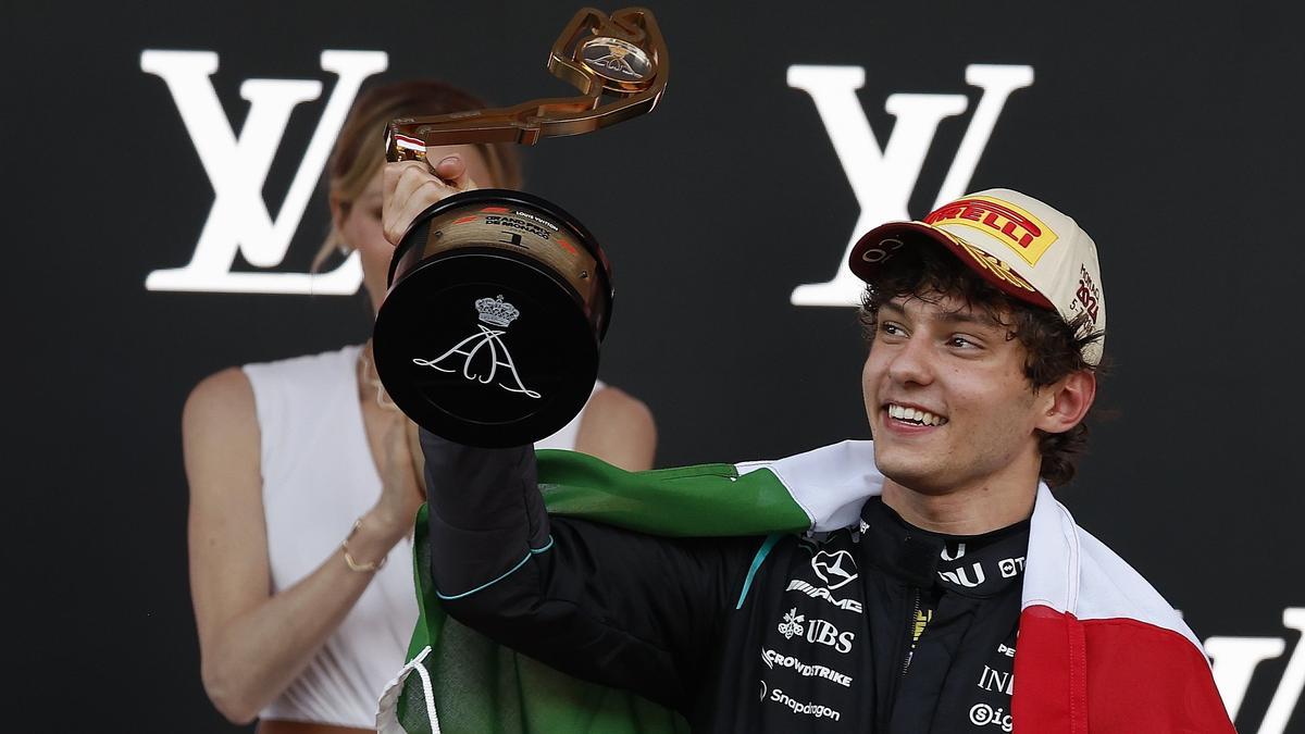 Antonelli, con el trofeo de ganador subido al podio de Mónaco.