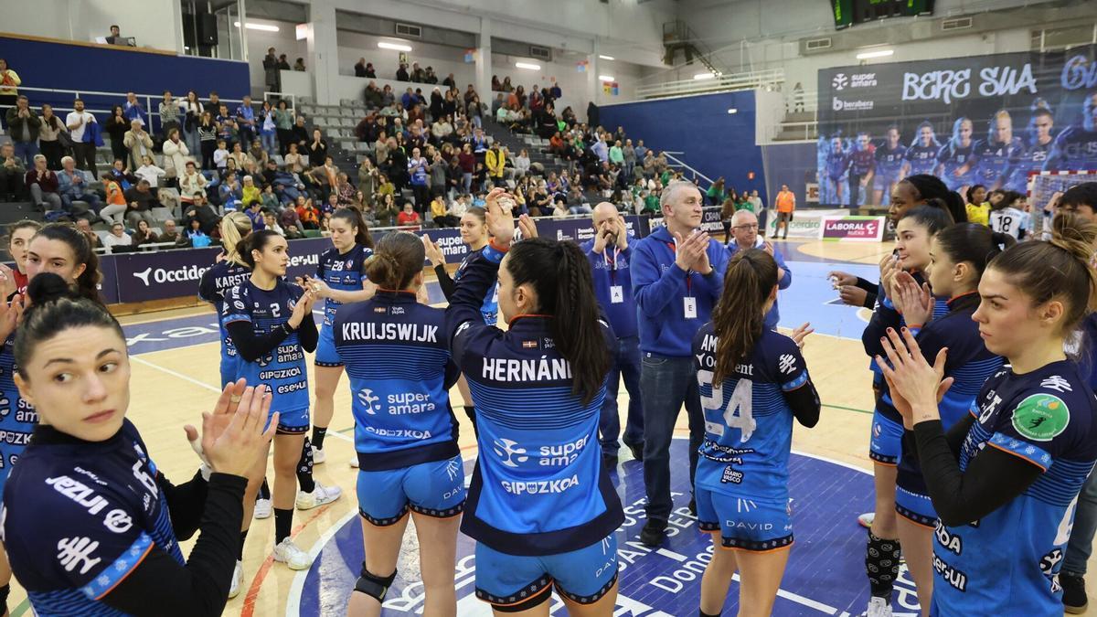 Las jugadoras del Bera Bera agradecen el apoyo de su afición en un partido de esta temporada. IKER AZURMENDI