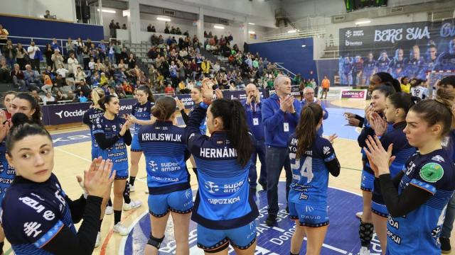Las jugadoras del Bera Bera agradecen el apoyo de su afición en un partido de esta temporada. IKER AZURMENDI
