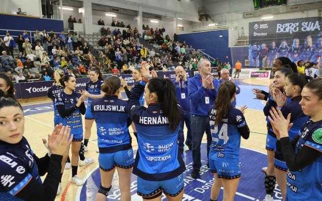 Las jugadoras del Bera Bera agradecen el apoyo de su afición en un partido de esta temporada. IKER AZURMENDI