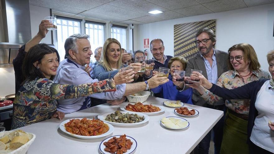 De Andrés pasa la jornada de reflexión con su equipo de campaña para agradecerles su apoyo