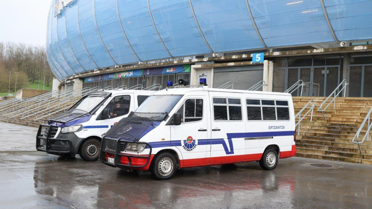 Dos furgonetas de la Ertzaintza, apostadas en el exterior de Anoeta este lunes por la tarde. / IKER AZURMENDI
