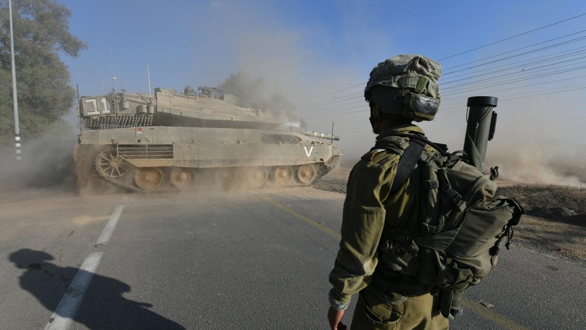 Un soldado israelí observa un tanque en la frontera con la Franja de Gaza.