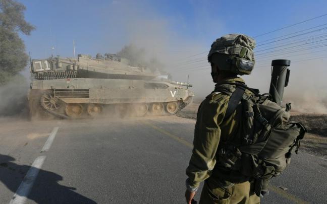 Un soldado israelí observa un tanque en la frontera con la Franja de Gaza.