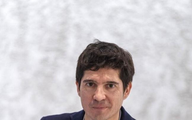 Paco Cerdà, con su libro premiado ‘14 de abril’.