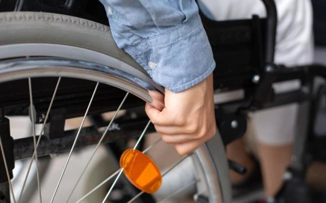 Es una guía de derechos con información práctica sobre cómo anticipar decisiones ante una posible dependencia o discapacidad.