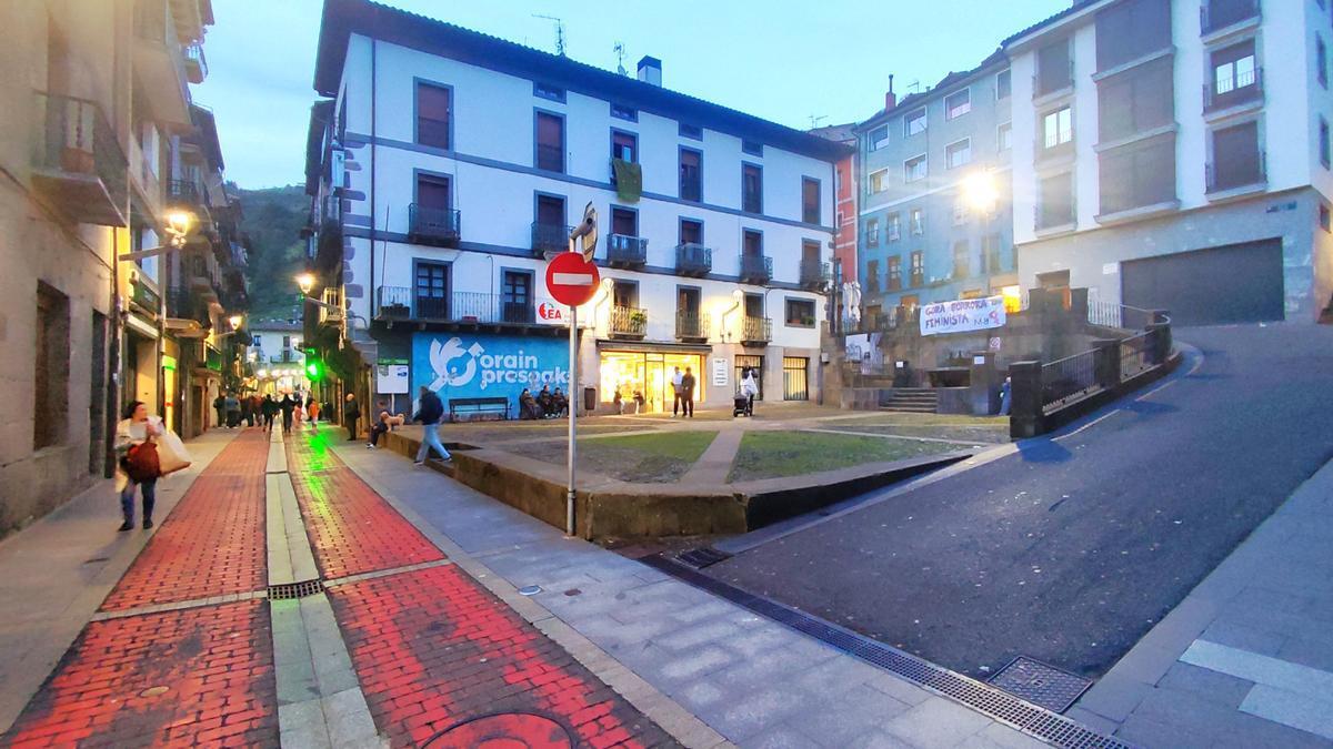 Vecinos de Soraluze transitan por el centro del casco urbano de la localidad.
