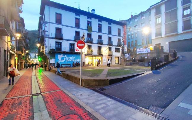 Vecinos de Soraluze transitan por el centro del casco urbano de la localidad.