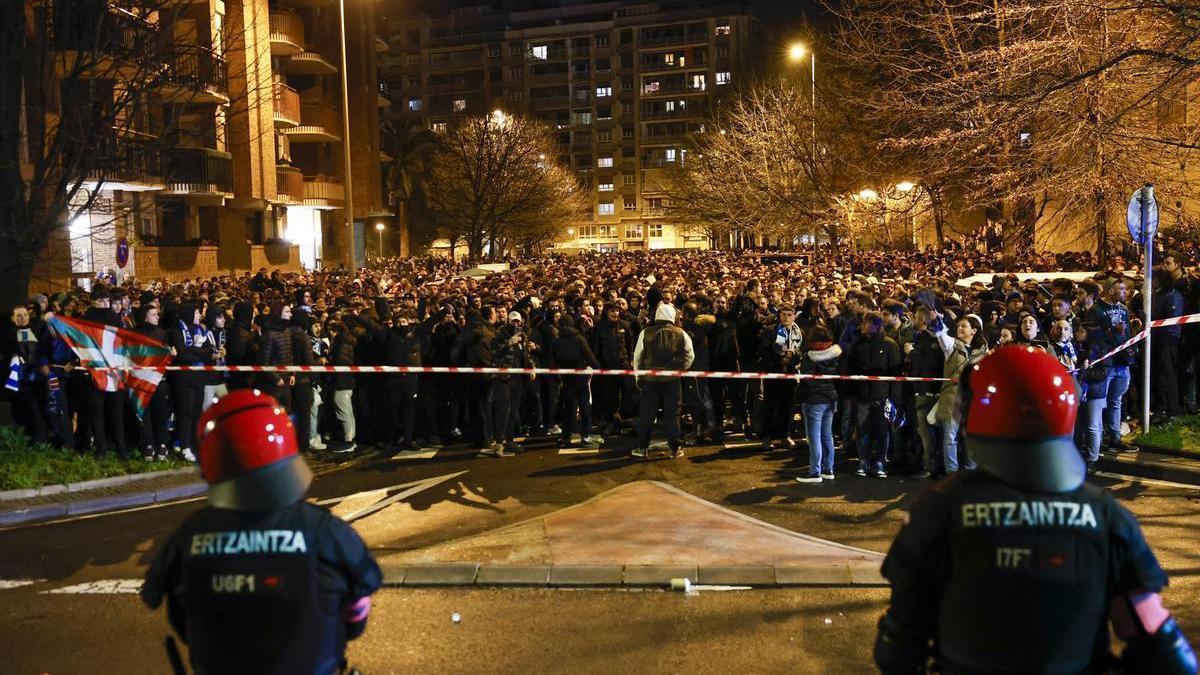 Dispositivo de seguridad de la Ertzaintza momentos antes del partido de vuelta de semifinales de Copa del Rey de fútbol entre la Real Sociedad y el Mallorca.