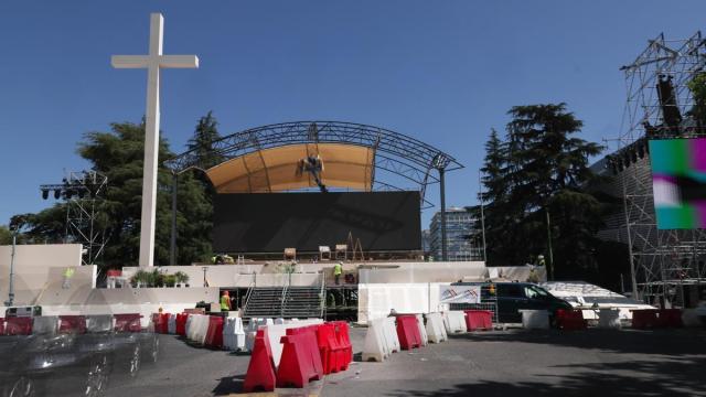 Montaje del escenario con motivo de la próxima visita apostólica del Papa León XIV en la plaza de Lima de Madrid.