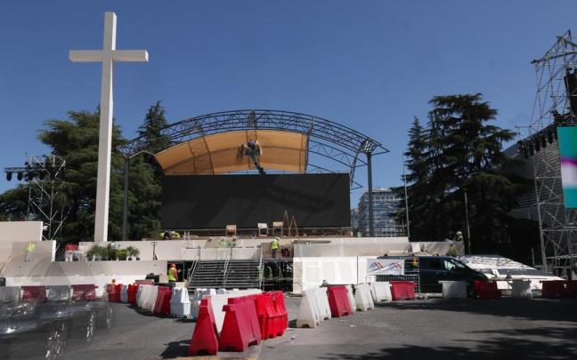 Montaje del escenario con motivo de la próxima visita apostólica del Papa León XIV en la plaza de Lima de Madrid.