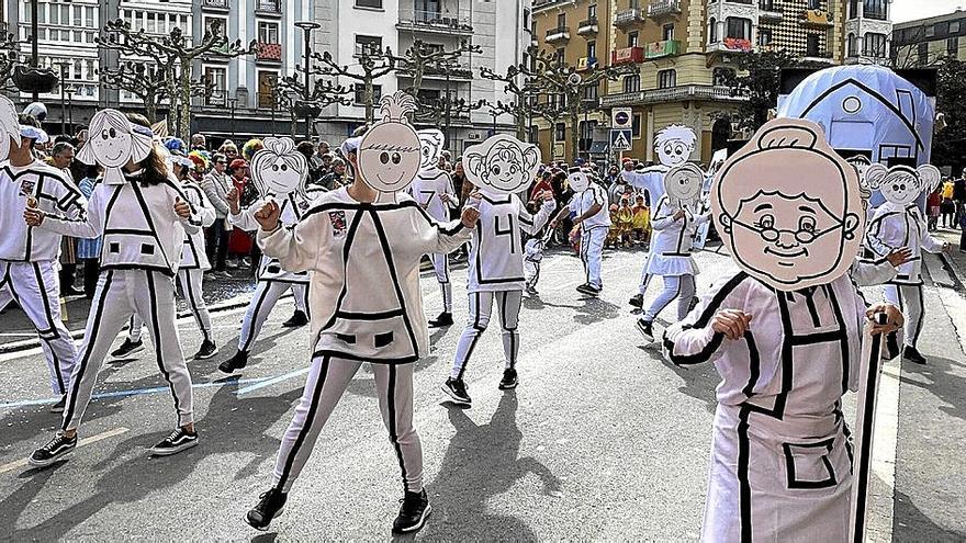 El grupo de “monigotes” bailaron sin parar.