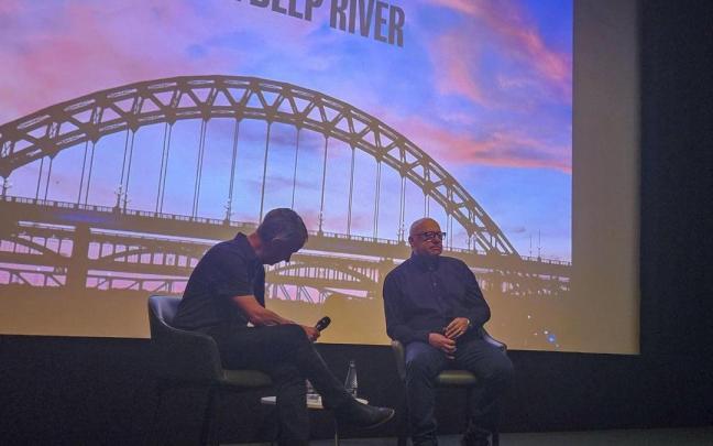 El cantautor y guitarrista Mark Knopfler (d) durante la presentación de 'One Deep River'. / EFE El cantautor y guitarrista Mark Knopfler (d) durante la presentación de 'One Deep River'.