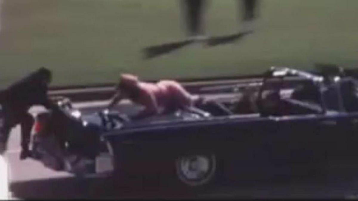 Imagen del coche en el que viajaba JFK tras ser tiroteado en Dallas