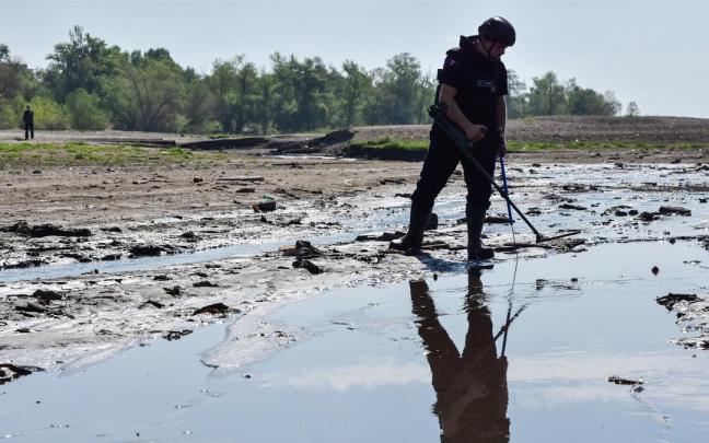 Un militar ucraniano realiza tareas de desminado en Zaporiyia en una foto de archivo. Un militar ucraniano realiza tareas de desminado en Zaporiyia en una foto de archivo.