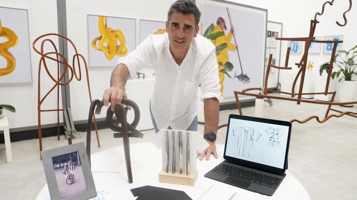 El artista Iñigo Manterola, en su taller. / RUBEN PLAZA