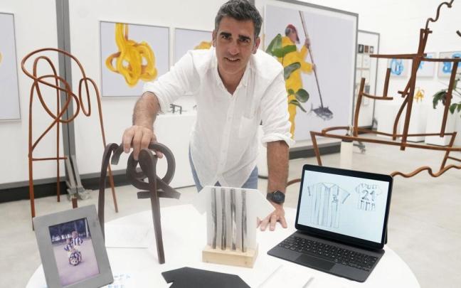 El artista Iñigo Manterola, en su taller. / RUBEN PLAZA