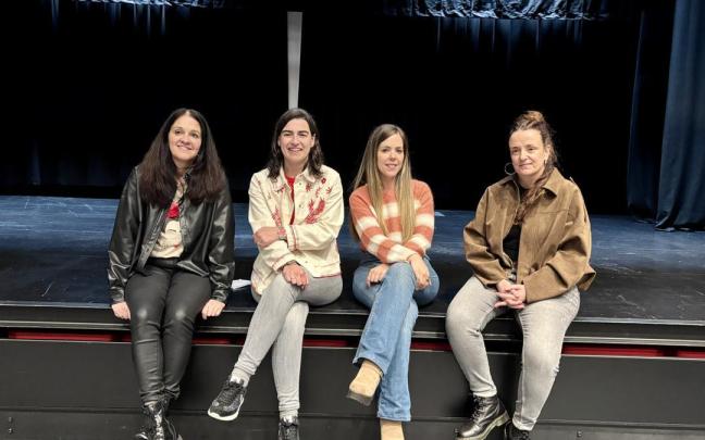 Eunate Encinas, Nuria Alzaga, Sandra Caballero e Irati Redondo, responsable de GazteARTEan.