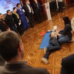 Corporativos municipales atienden a la demostración práctica de una RCP efectuada por Marina Etxebarrieta y Mónica Ariz, médica y enfermera respectivamente del Área de Salud.