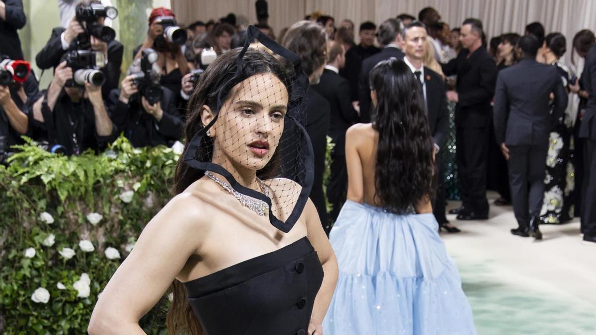 Rosalía posa en la alfombra roja de la última Met Gala en Nueva York.