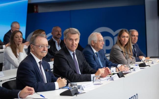 El presidente del Partido Popular, Alberto Núñez Feijóo, junto al presidente de Ceuta, Juan Jesús Vivas, durante la Junta Directiva Nacional del PP.