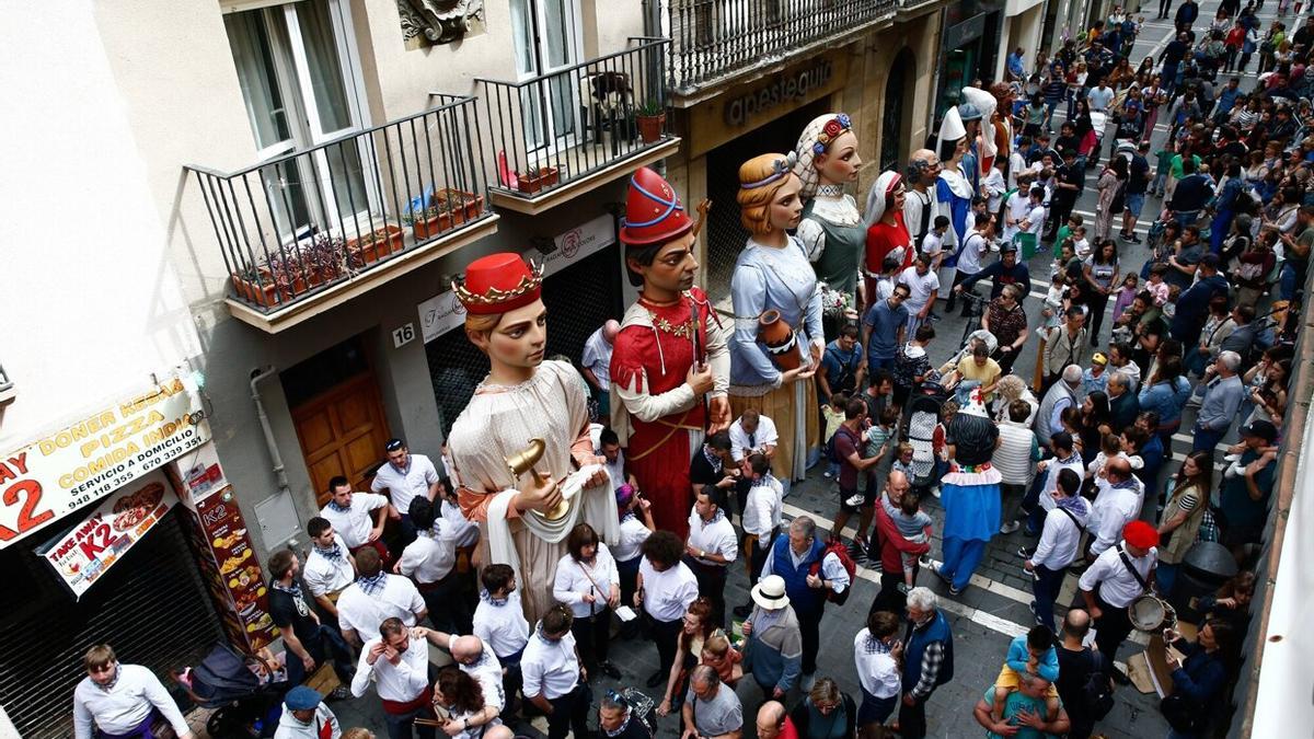 Ambiente festivo y presencia de la comparsa de gigantes del Casco Viejo durante la jornada.