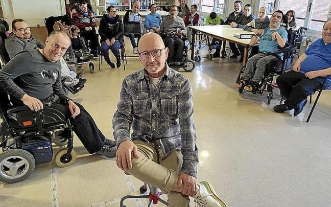 Imanol Garro, junto con sus compañeros del centro de día de Urretxu.