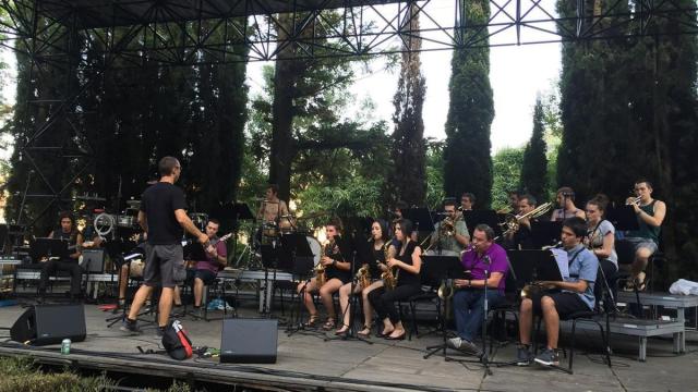 La bing band de Arrasate Musikal, bajo la batuta de Zigor Martínez, cumple sus bodas de plata.