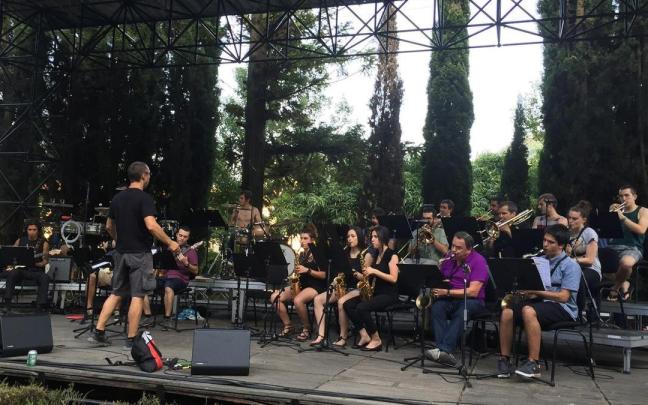 La bing band de Arrasate Musikal, bajo la batuta de Zigor Martínez, cumple sus bodas de plata.