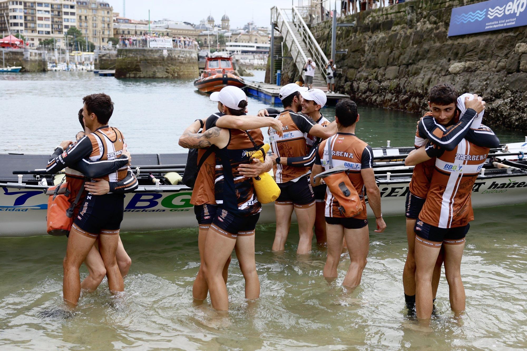 Los remeros de Zierbena se feliciitan a su llegada a la rampa del Aquarium. / JAVIER COLMENERO