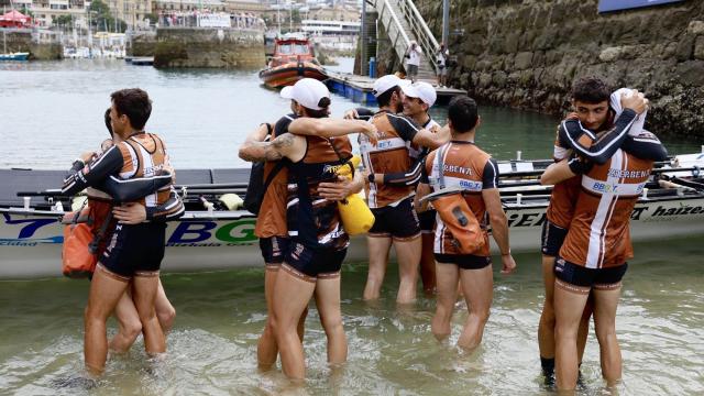 Los remeros de Zierbena se feliciitan a su llegada a la rampa del Aquarium. / JAVIER COLMENERO