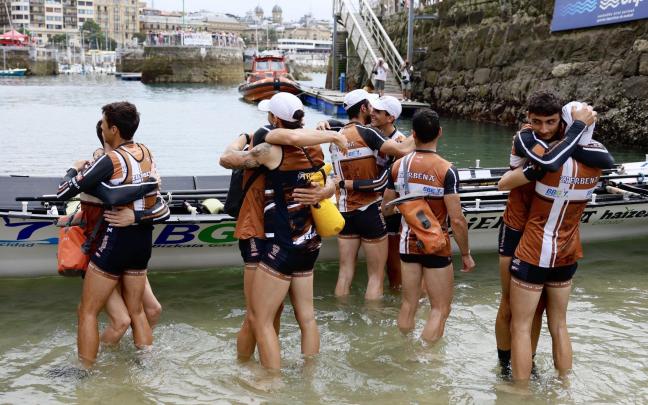 Los remeros de Zierbena se feliciitan a su llegada a la rampa del Aquarium. / JAVIER COLMENERO
