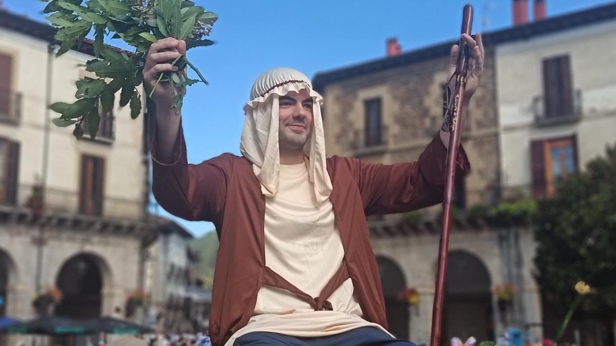 La procesión en su desfile.