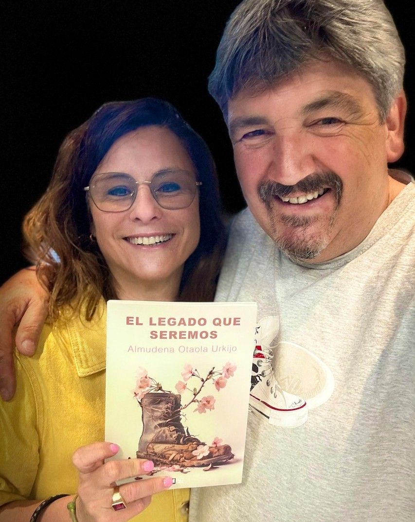 Almudena Otaola y Felix Muguruza en una imagen promocional de la presentación de la novela en Laudio este viernes