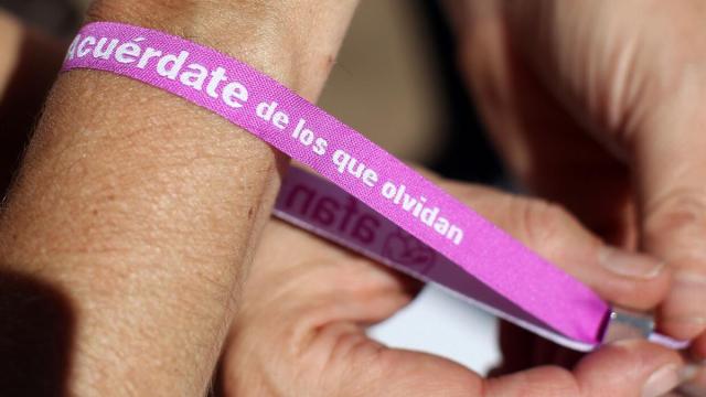 Detalle de una pulsera de la asociación de familiares Afan.