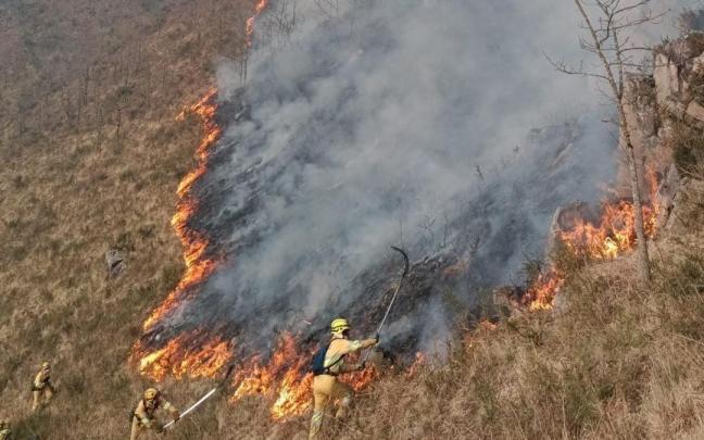 Se mantienen activos seis incendios forestales en Cantabria.