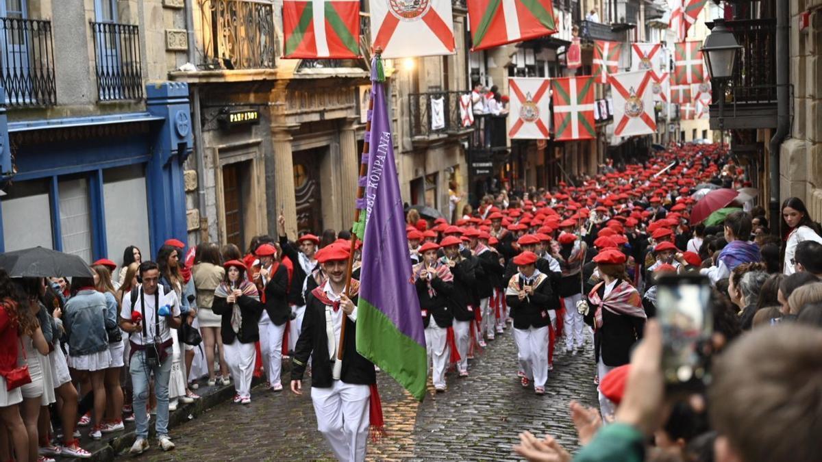 La compañía Jaizkibel desfilando por la calle Mayor esta mañana.