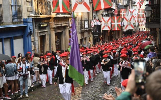 La compañía Jaizkibel desfilando por la calle Mayor esta mañana.