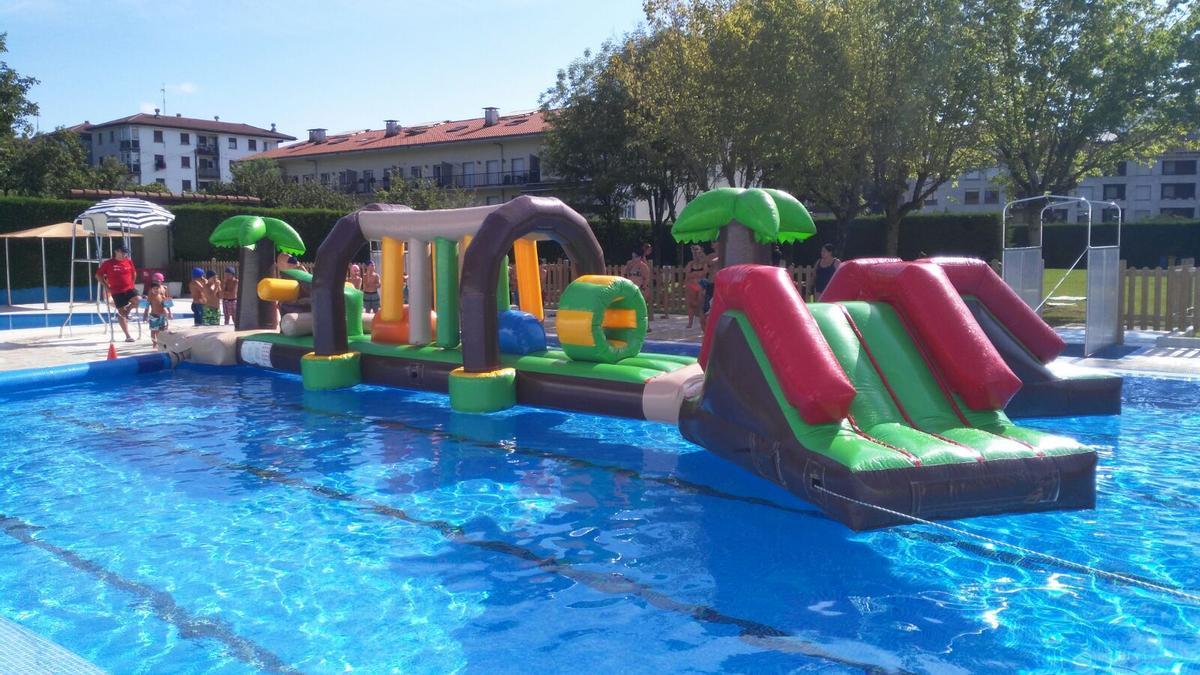 Hinchables acuáticos en la piscina de Urnieta