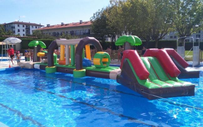 Hinchables acuáticos en la piscina de Urnieta