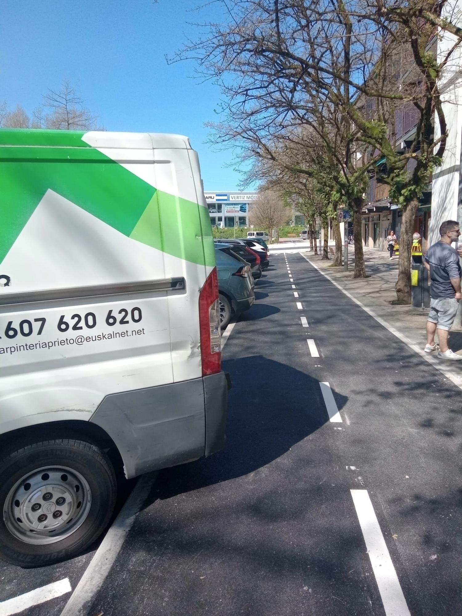 Vehículos invadiendo parcialmente el bidegorri