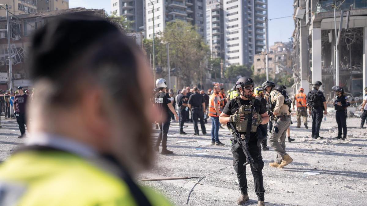 Soldados ayudan en la evacuación de ciudadanos israelíes en Ramat Gan.