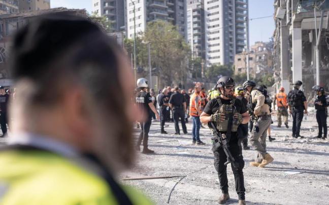 Soldados ayudan en la evacuación de ciudadanos israelíes en Ramat Gan. / EP Soldados ayudan en la evacuación de ciudadanos israelíes en Ramat Gan.