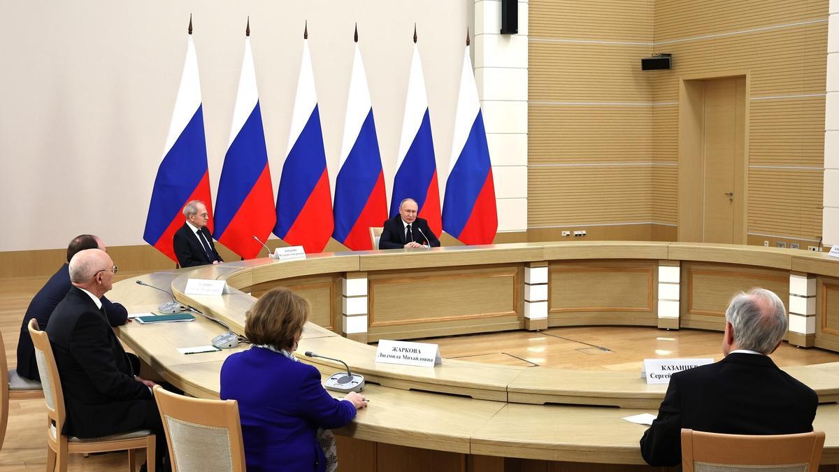 Putin se reúne con los magistrados del Tribunal Constitucional ruso.