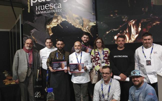 El ganador, el cocinero Pablo Cadavid (5-i), del restaurante 'La yerbita' (Sobrazo, Cantabria), posa junto al resto de cocineros premiados. / Silvia García / EFE El ganador, el cocinero Pablo Cadavid (5-i), del restaurante 'La yerbita' (Sobrazo, Cantabria), posa junto al resto de cocineros premiados.