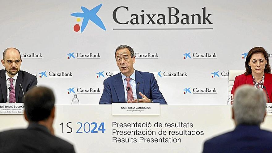 El consejero delegado de CaixaBank, Gonzalo Gortázar, en el centro de la imagen, en la presentación de los resultados el pasado día 31. | FOTO: EFE