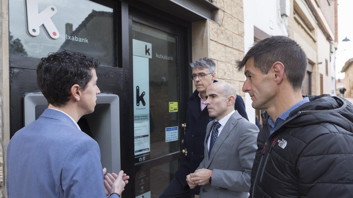 El Gobierno vasco garantizará la instalación de cajeros en municipios rurales mediante el establecimiento de una línea de ayudas.