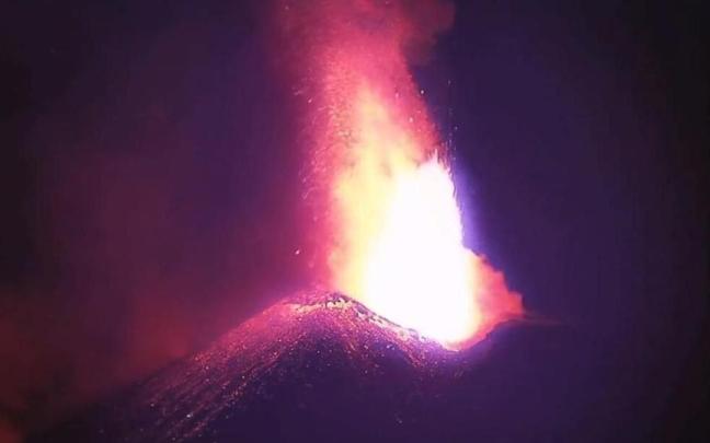 El volcán Etna en erupción. El volcán Etna en erupción.