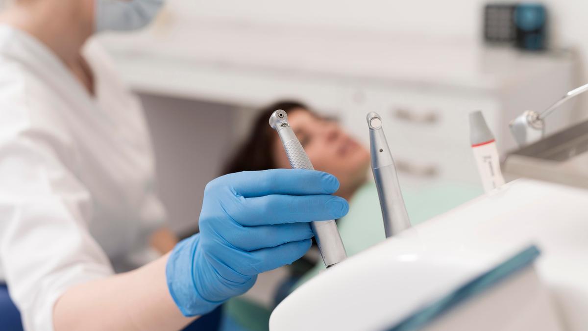 Una dentista atiende a una paciente en una clínica dental.
