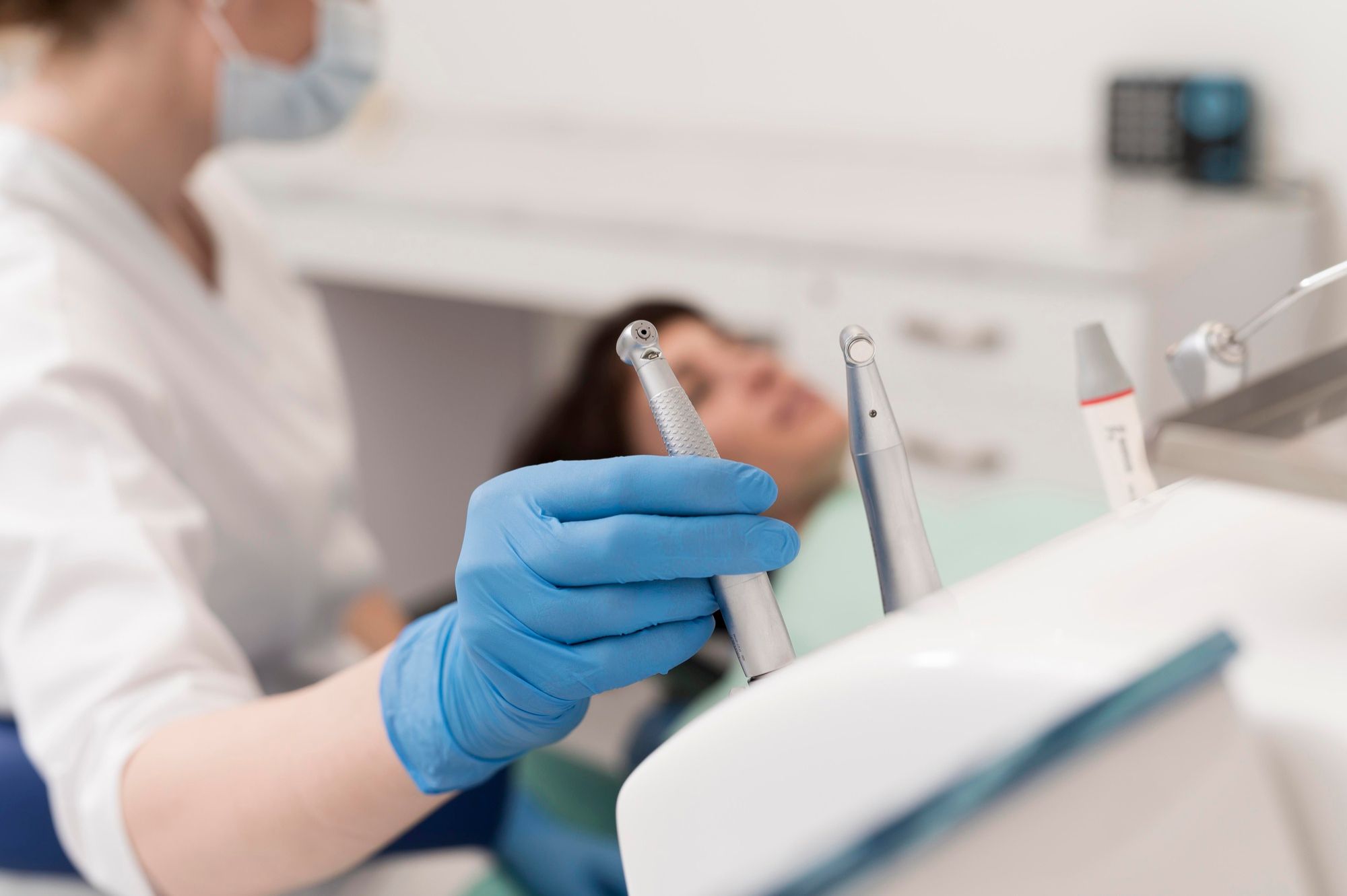 Una dentista atiende a una paciente en una clínica dental.